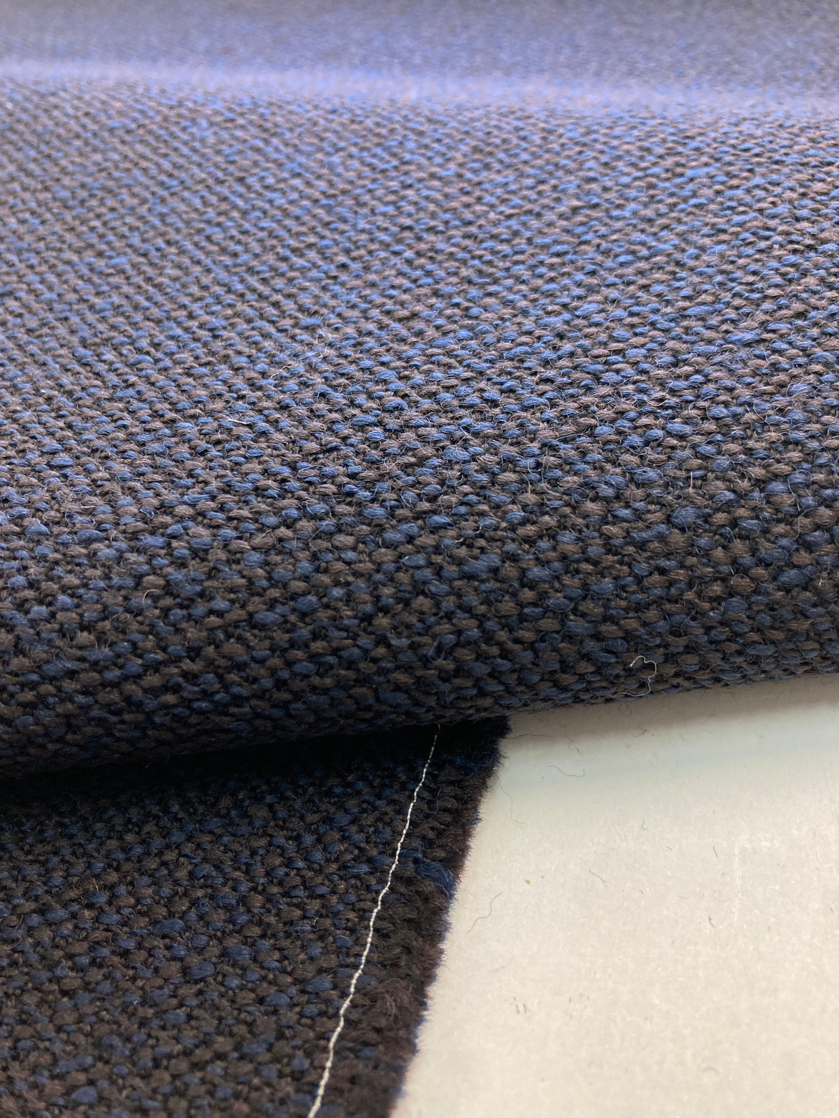 Kvadrat Vidar 4-Stoff – Tiefe Textur und intensive Farben für anspruchsvolle Innenräume. 