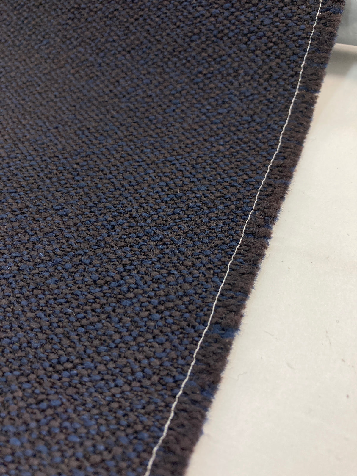 Kvadrat Vidar 4-Stoff – Tiefe Textur und intensive Farben für anspruchsvolle Innenräume. 