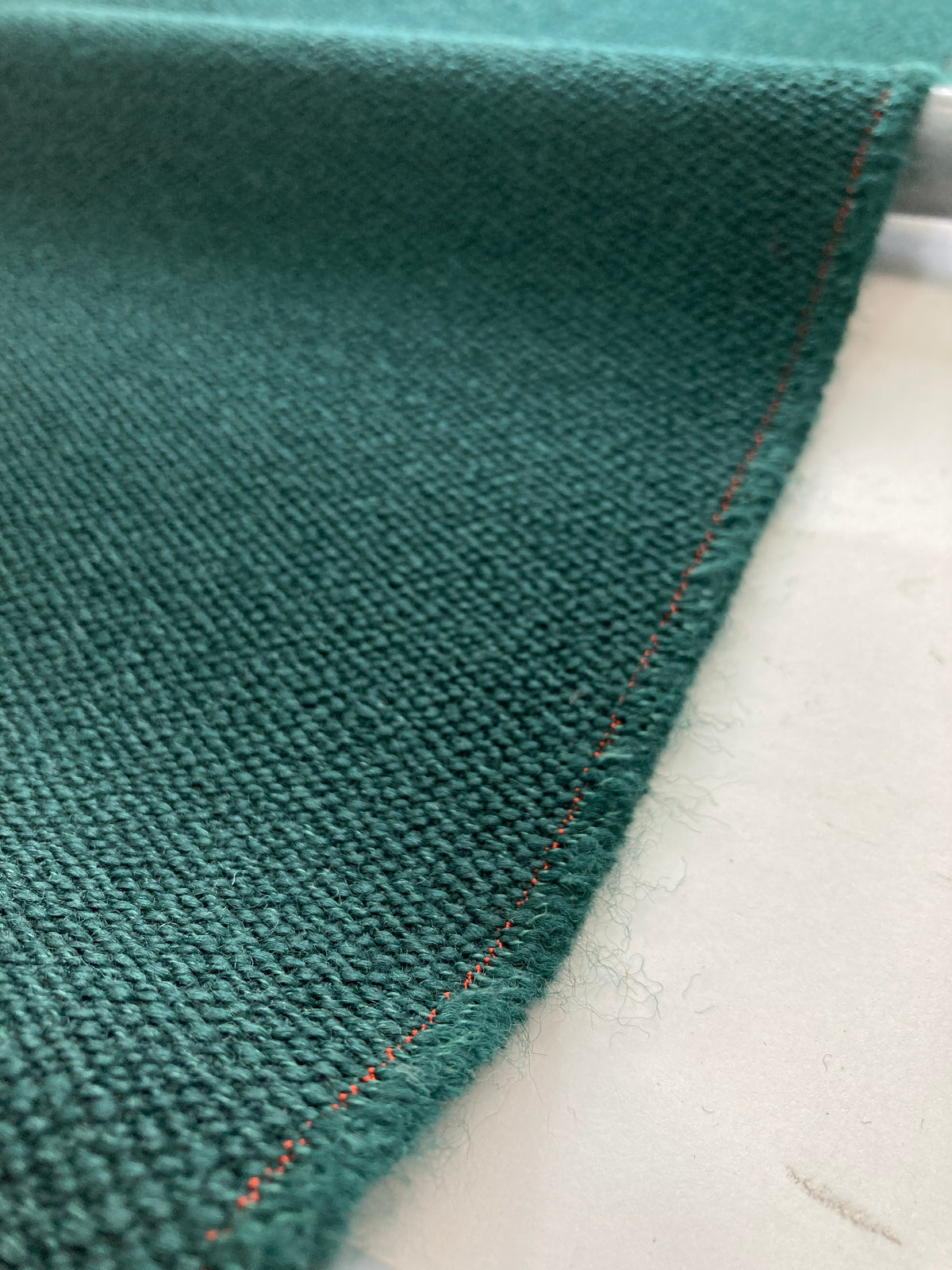 Kvadrat Vidar 4-Stoff – Tiefe Textur und intensive Farben für anspruchsvolle Innenräume. 