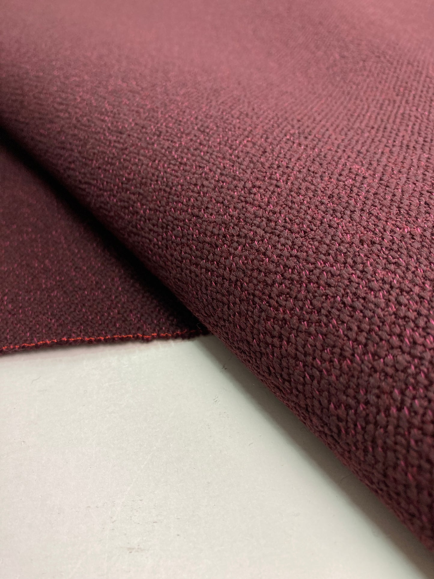 Kvadrat Vidar 4-Stoff – Tiefe Textur und intensive Farben für anspruchsvolle Innenräume. 