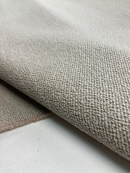 Kvadrat Vidar 4-Stoff – Tiefe Textur und intensive Farben für anspruchsvolle Innenräume. 